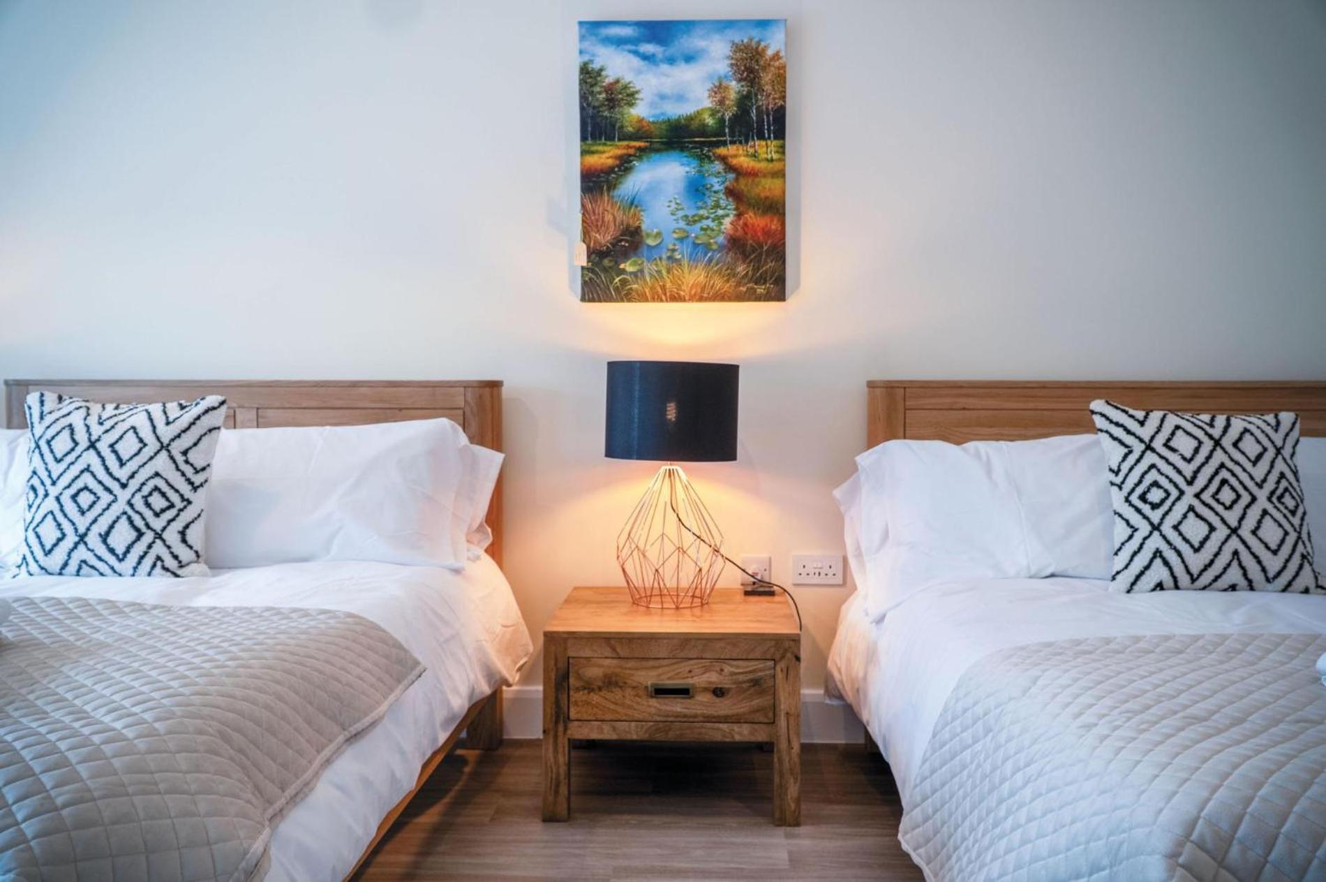 Suite 3 - Sleeping Giant Hotel - Pen Y Cae Inn Брекън Екстериор снимка
