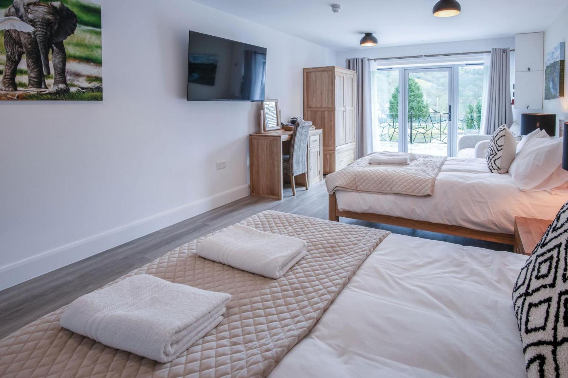 Suite 3 - Sleeping Giant Hotel - Pen Y Cae Inn Брекън Екстериор снимка