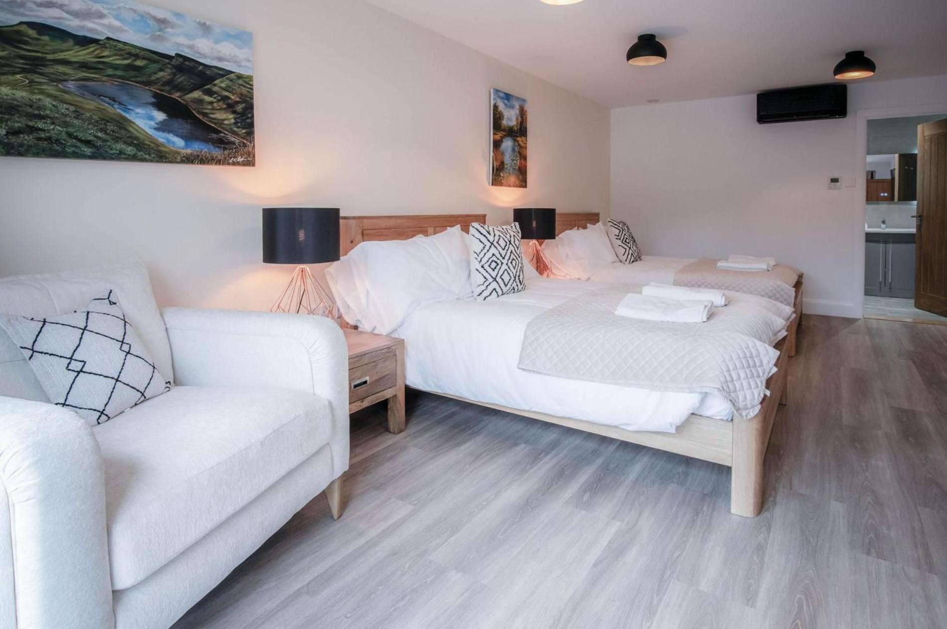 Suite 3 - Sleeping Giant Hotel - Pen Y Cae Inn Брекън Екстериор снимка